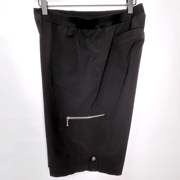 Chico’s Shorts Size 1 US 8 Black Zenergy Active Bermuda Stretch Zip Cargo - Picture 1 of 14
